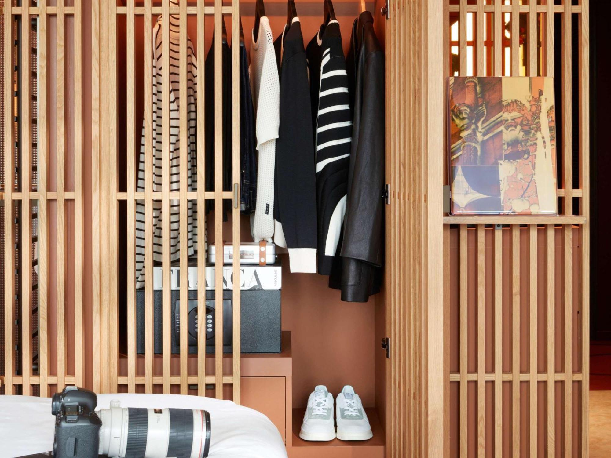 So/ Paris Hotel Экстерьер фото A wardrobe