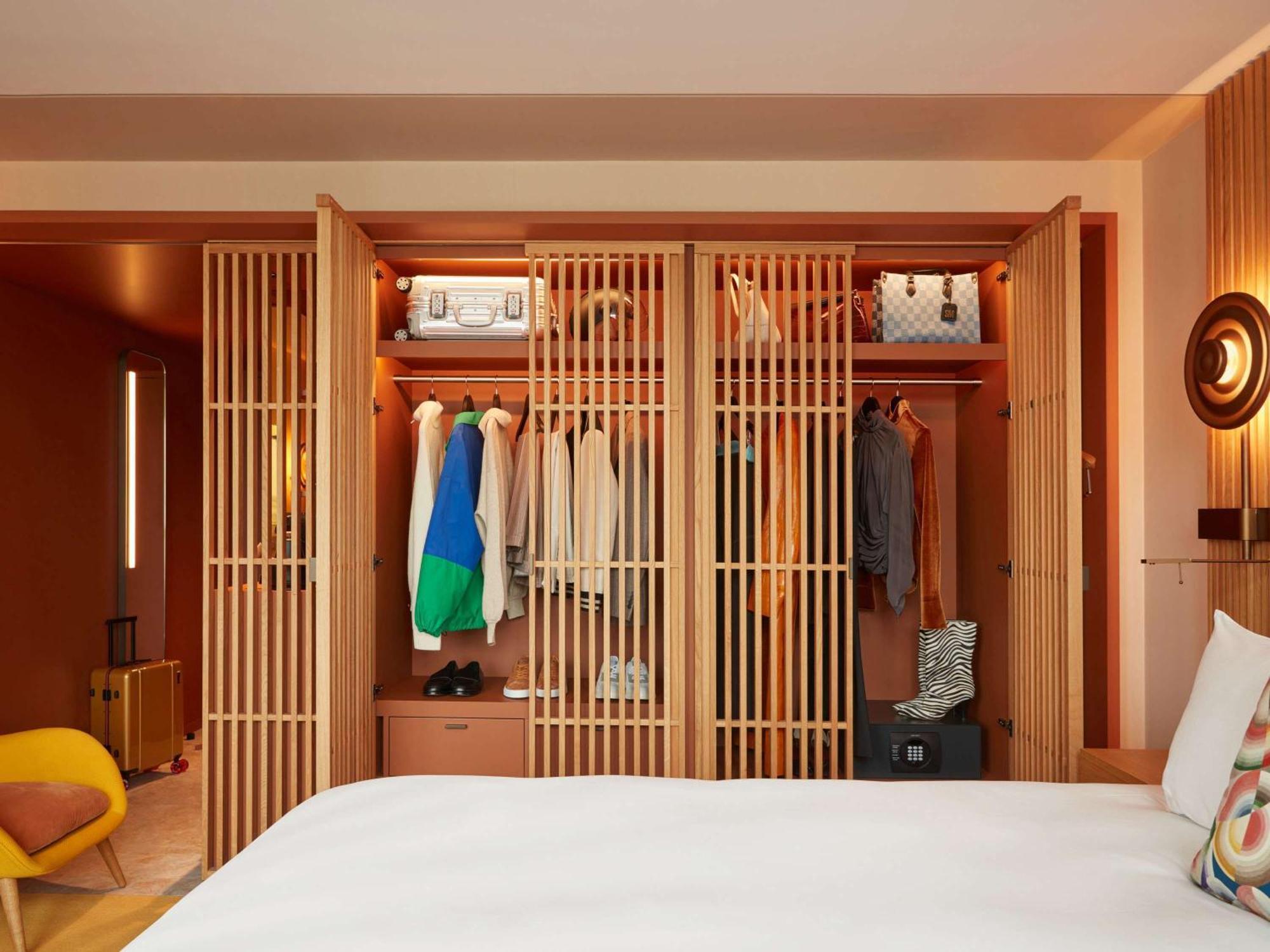 So/ Paris Hotel Экстерьер фото A wardrobe