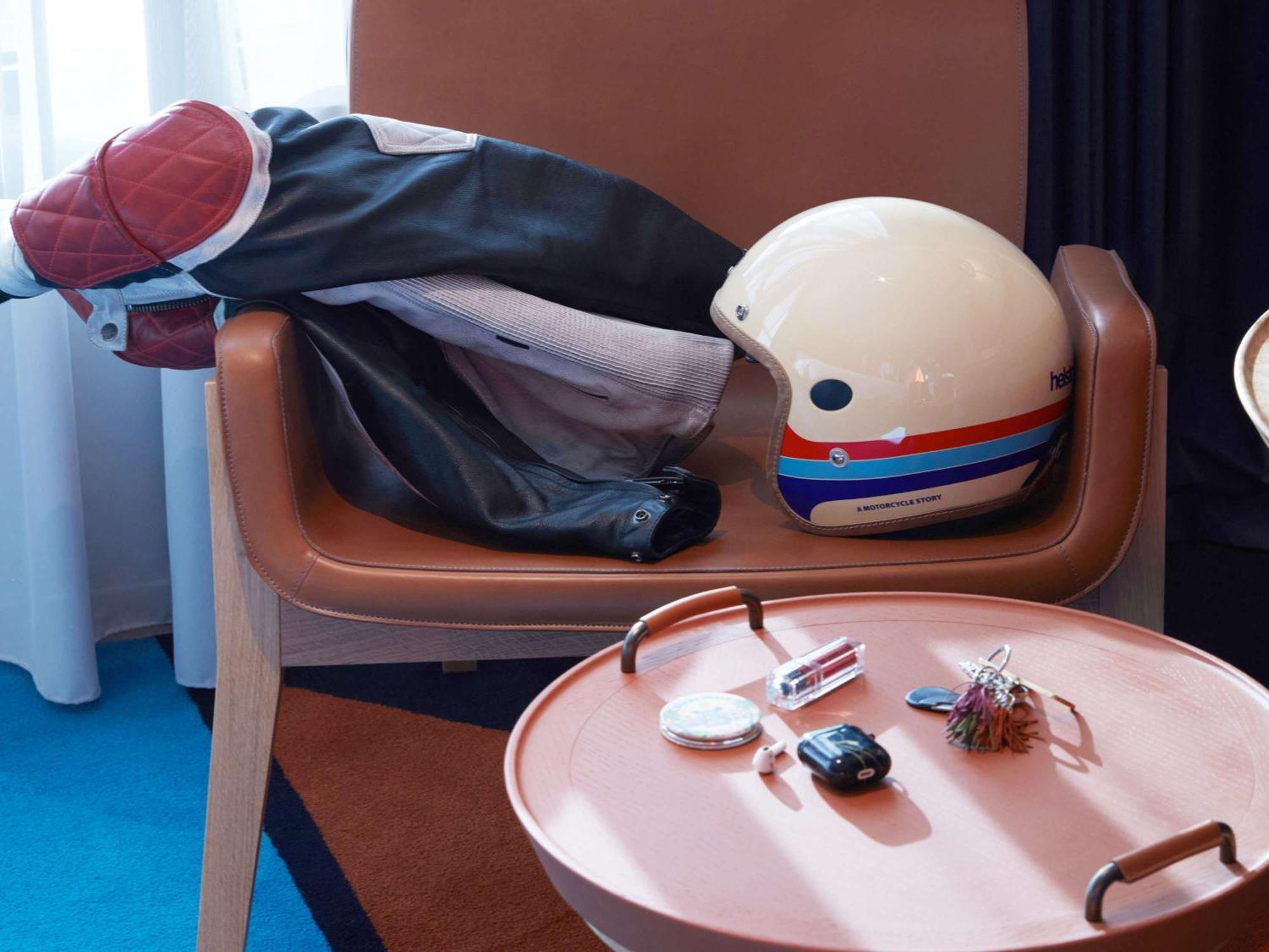 So/ Paris Hotel Экстерьер фото A jet helmet