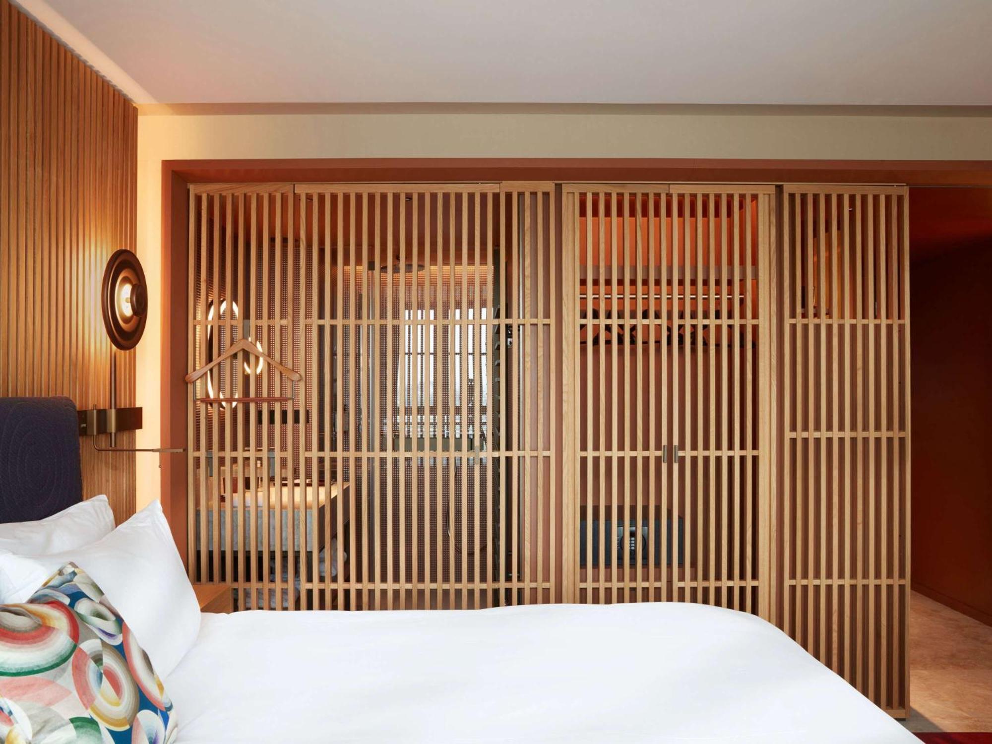 So/ Paris Hotel Экстерьер фото A room at the hotel