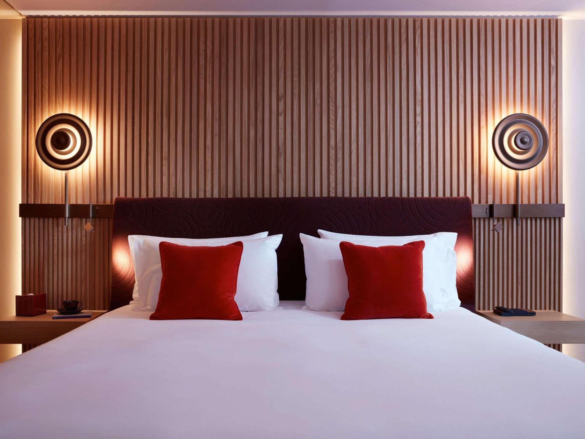 So/ Paris Hotel Экстерьер фото A bedroom at the hotel