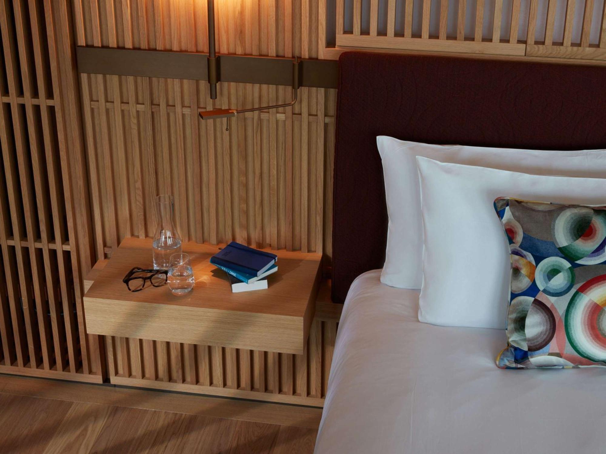 So/ Paris Hotel Экстерьер фото A bedside table