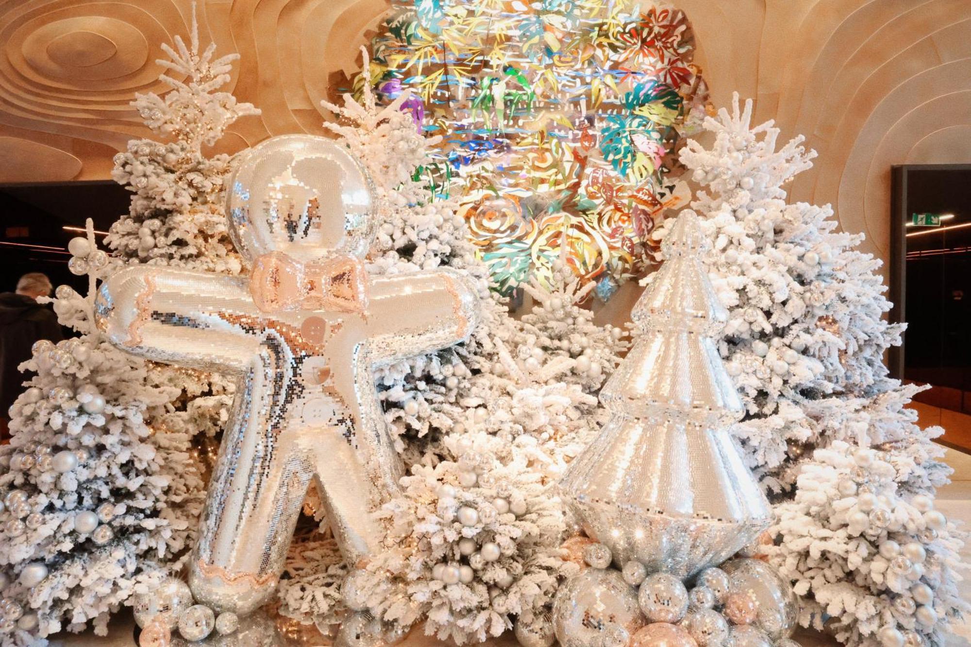 So/ Paris Hotel Экстерьер фото Christmas tree at the Four Seasons Hotel, Seoul, South Korea
