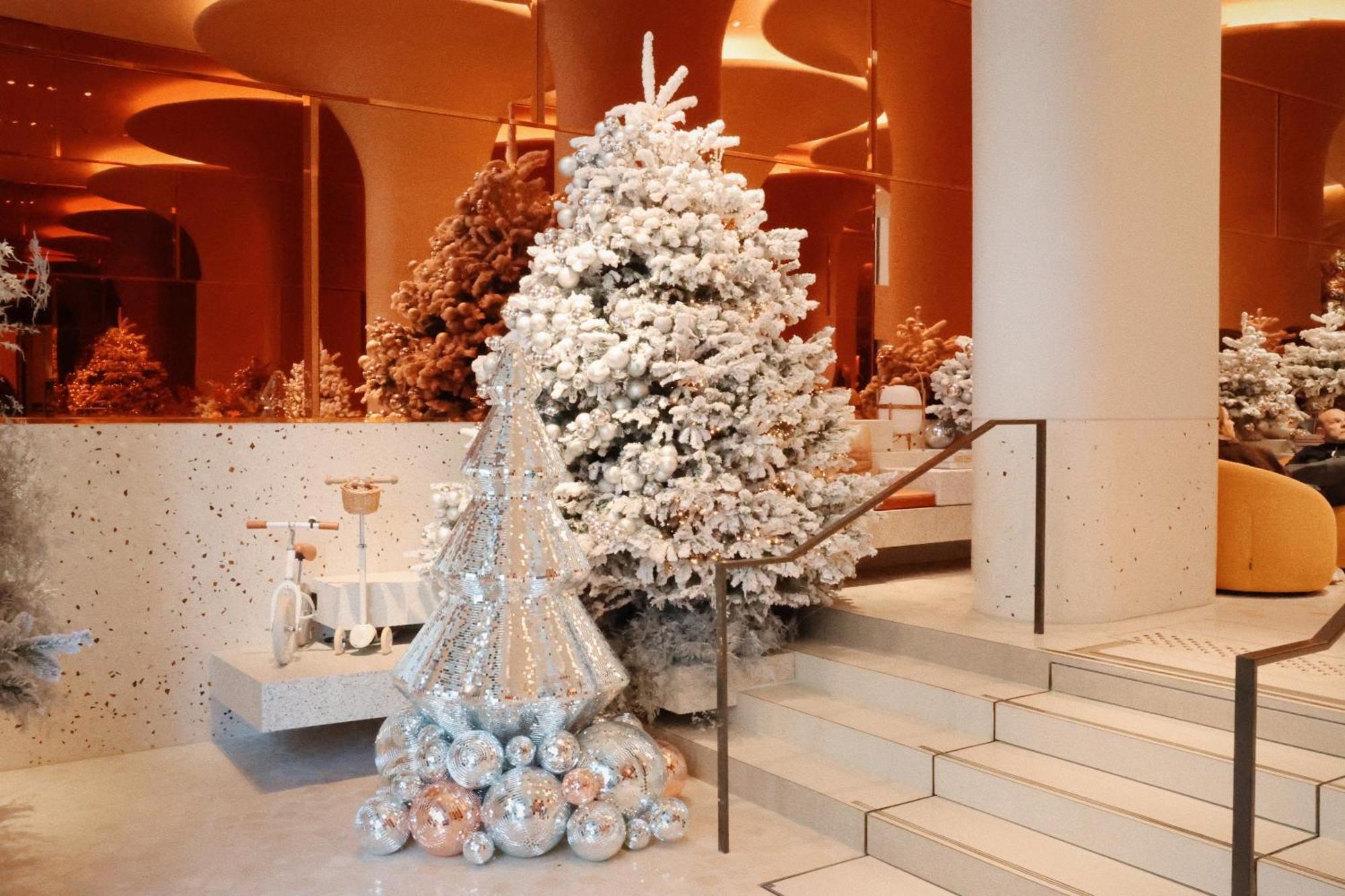 So/ Paris Hotel Экстерьер фото Christmas tree at the Four Seasons Hotel, Hong Kong