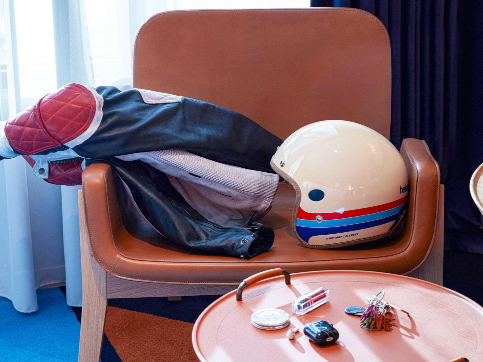 So/ Paris Hotel Экстерьер фото A motorcycle helmet