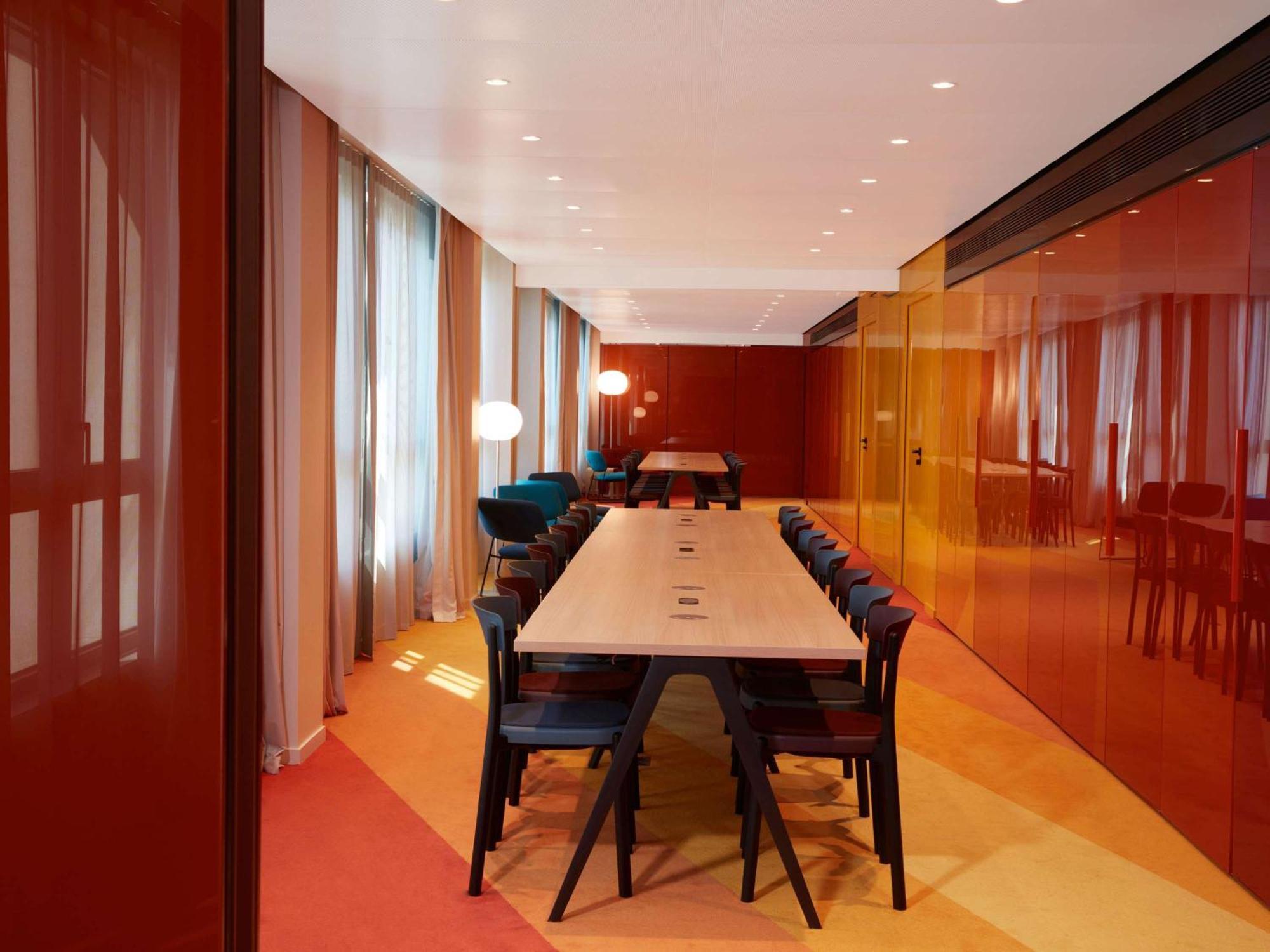 So/ Paris Hotel Экстерьер фото The interior of the library