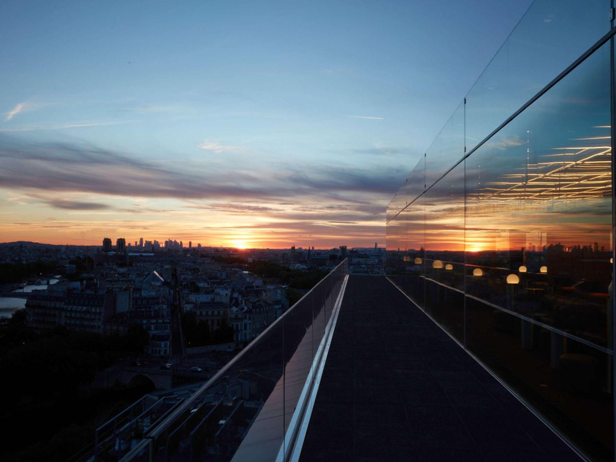 So/ Paris Hotel Экстерьер фото Sunset over the tracks