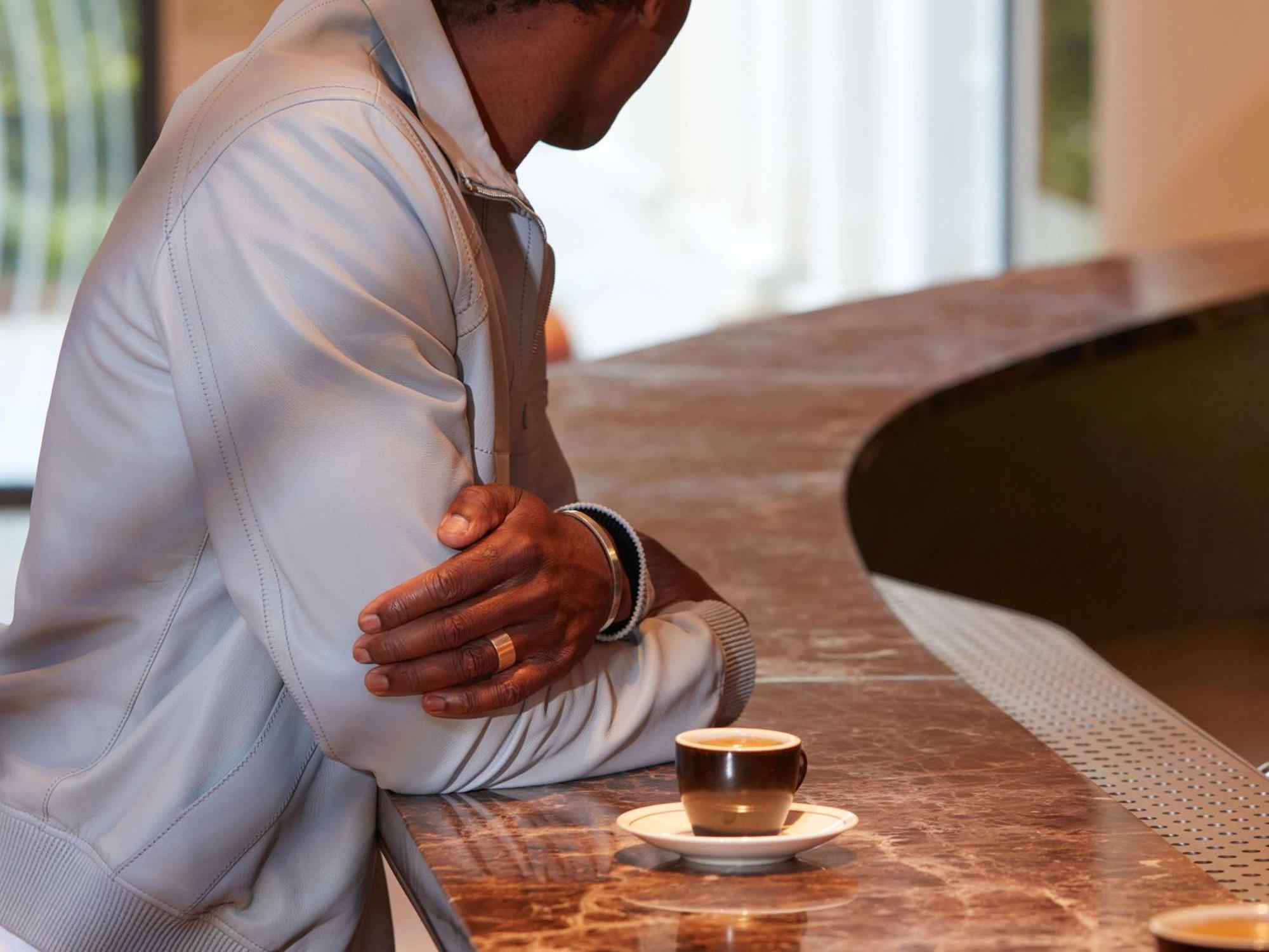So/ Paris Hotel Экстерьер фото A man leaning on a bar