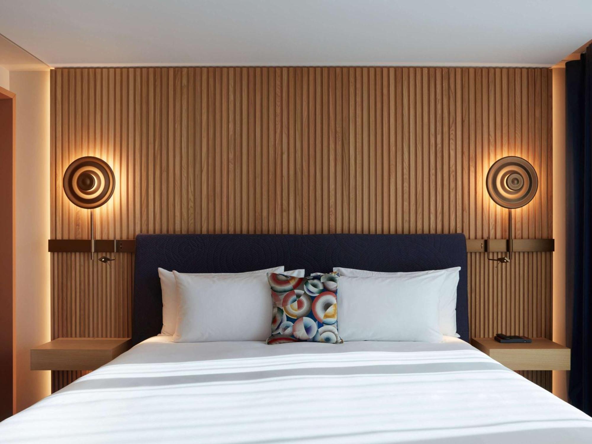 So/ Paris Hotel Экстерьер фото A bedroom at the hotel